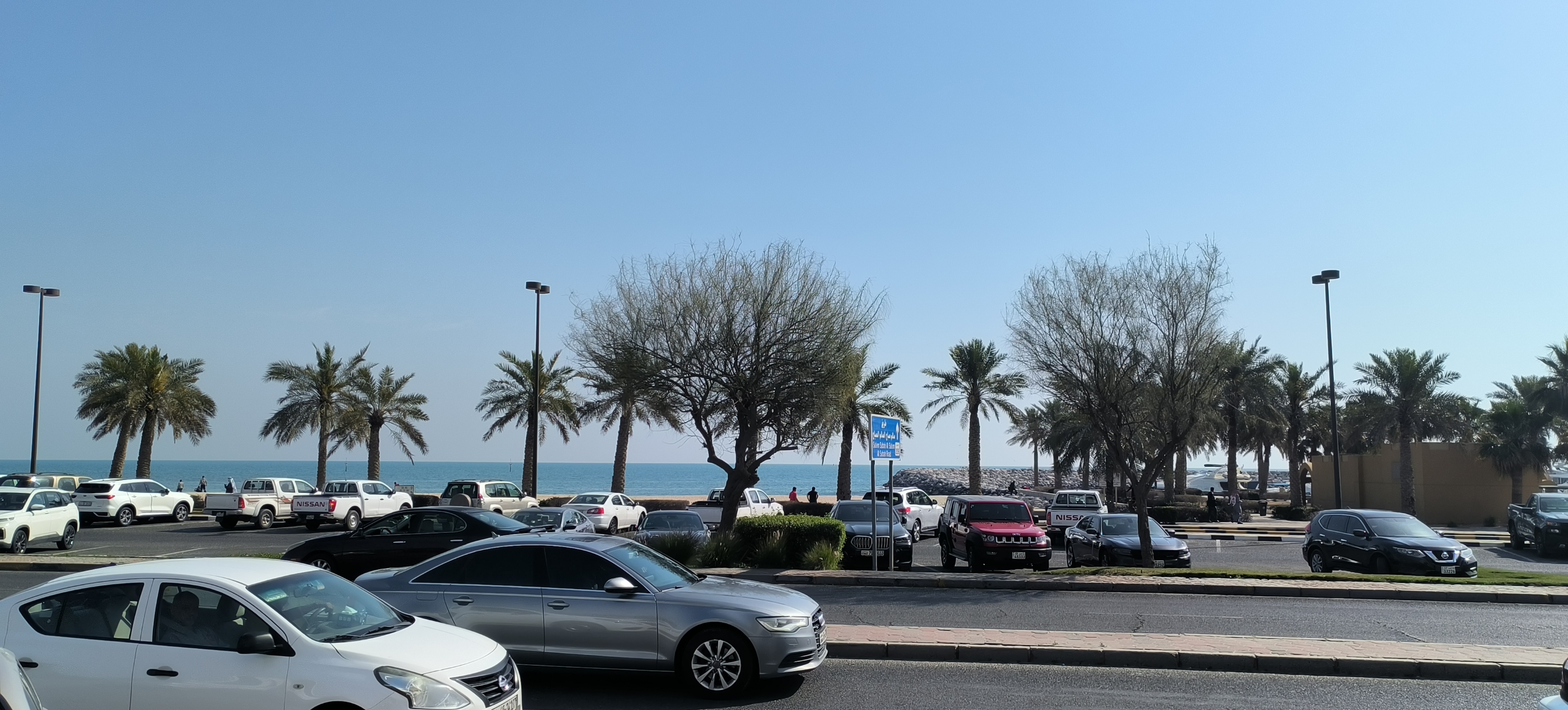 科威特曼卡夫海滩，优质海滩资源丰富多彩，优质酒店林立。游客络绎不绝。