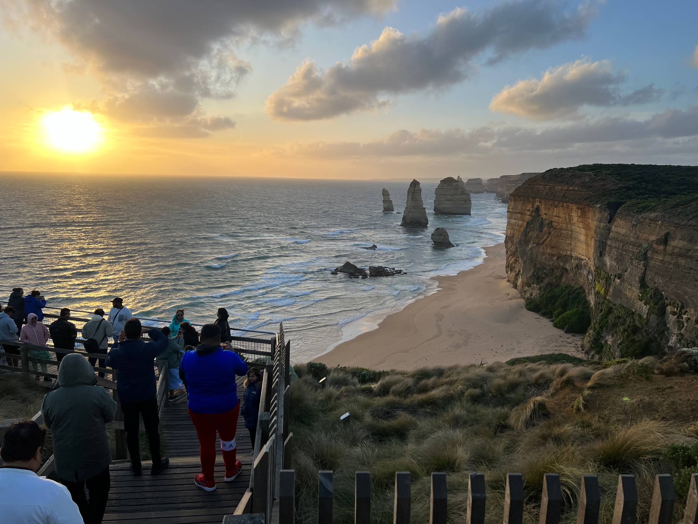 我终于来到了澳大利亚的大洋路，亲眼见到了传说中的十二门徒。站在岸边，我被眼前的壮观景象所震撼，十二块