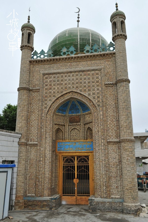 麦加大清真寺（Al-Masjid al-Harām），是伊斯兰教第一大圣寺，占地81.2万平方米，位
