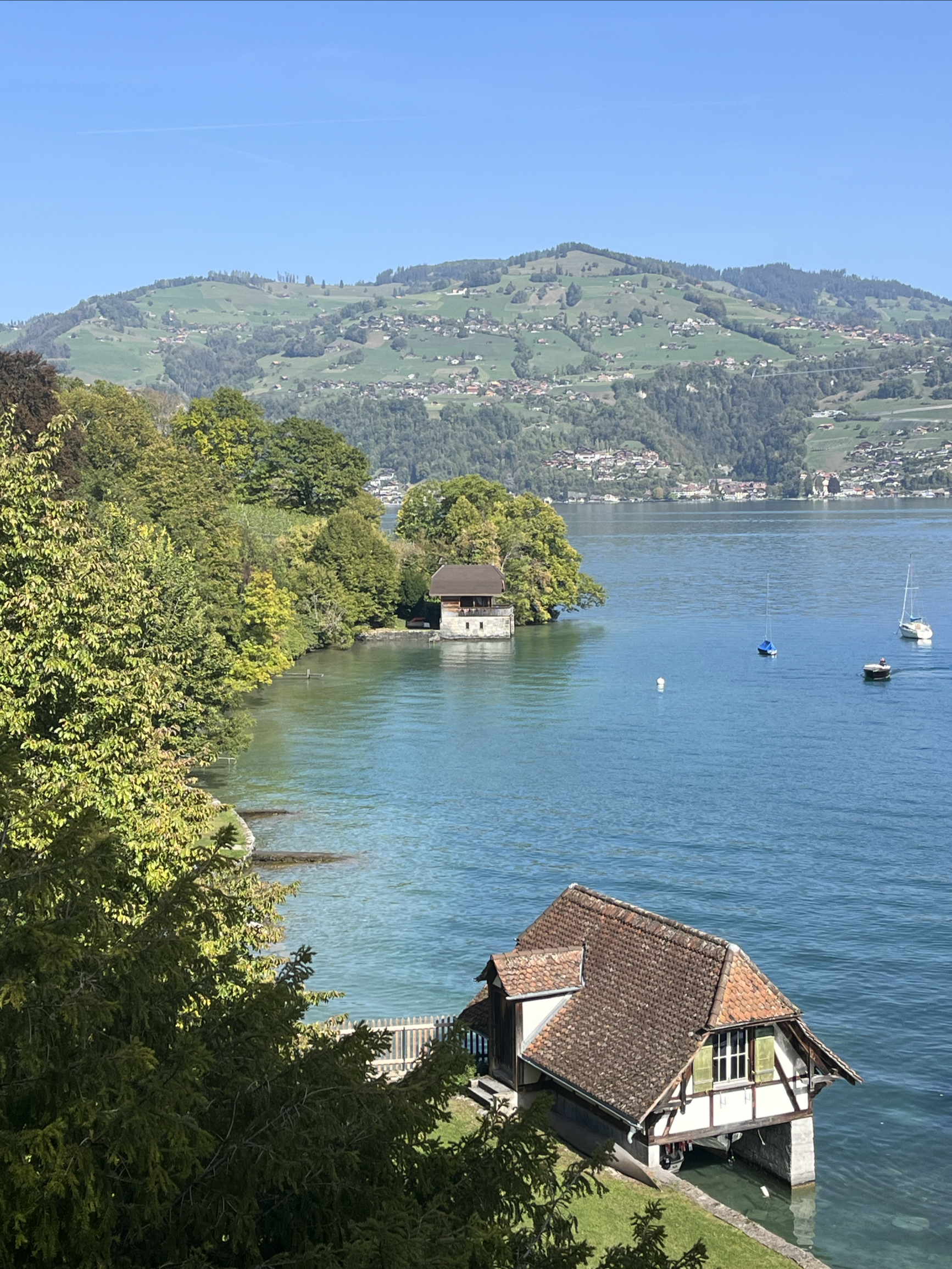 SPIEZ 施皮兹 瑞士最美小镇之一，面对图恩湖，在湖边发呆也是一种享受😎