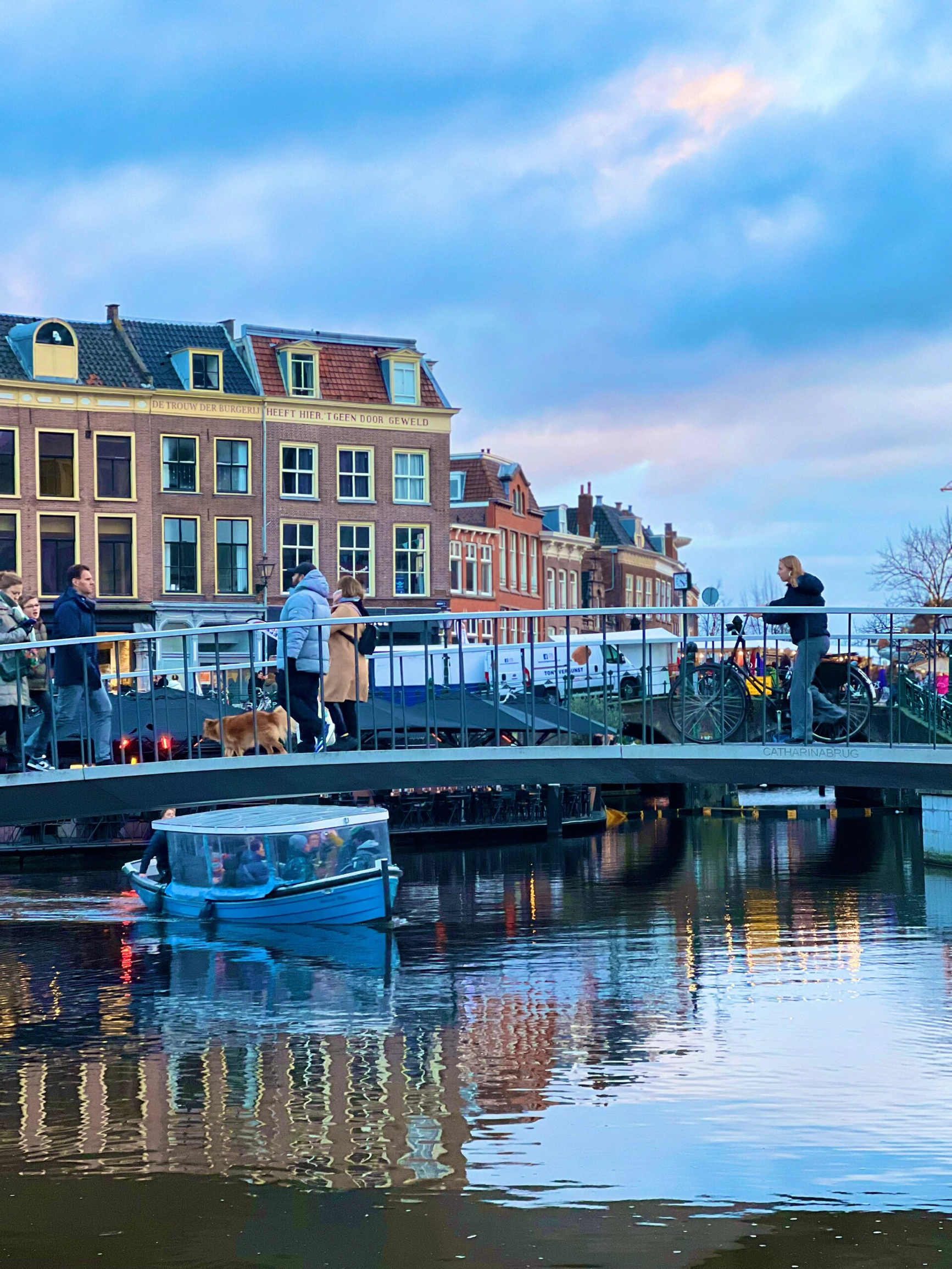 荷兰是一个充满魅力的国家，拥有[Tiptop]许多著名的景点和博物馆，其中包括阿姆斯特丹的水坝广场、