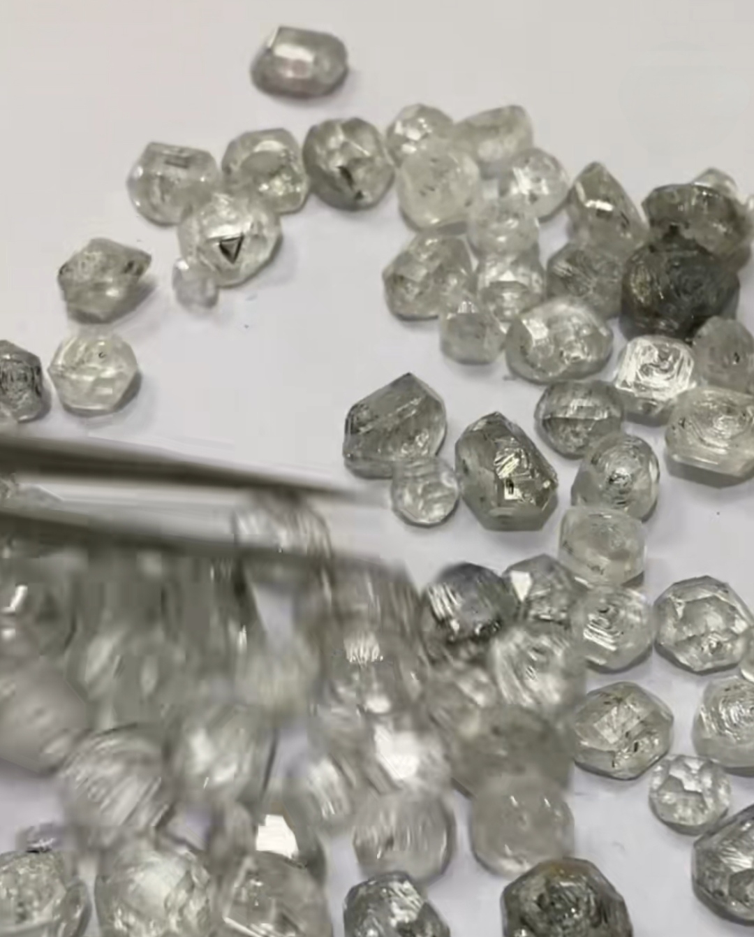 河南产的钻石（作图）南非产的钻石（右图）