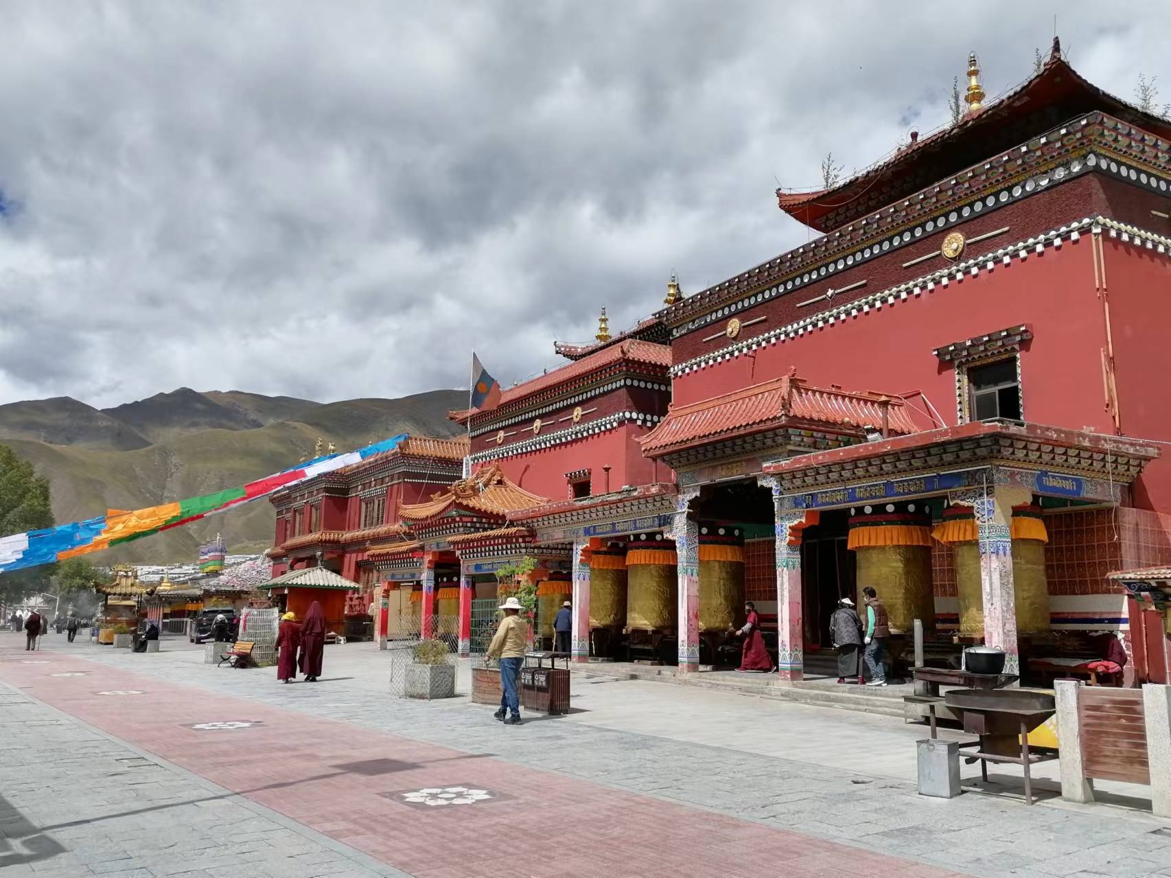 #寻找最美旅行地 #发现旅途的色彩 这是玉树地区的著名宗教古迹，距今已有三百多年历史，由藏传佛教萨迦