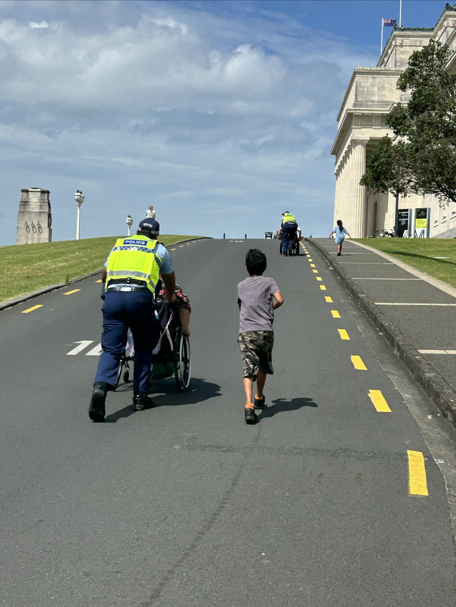 奥克兰第二天续 在奥克兰战争博物馆看到新西兰警察为残疾人服务的情景。 旁晚去奥克兰港另一方向看游艇，