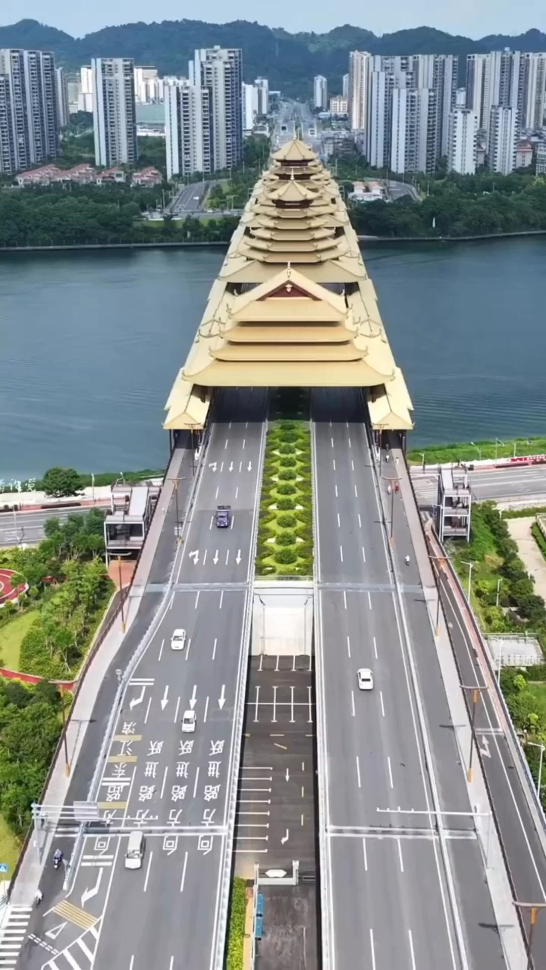 国内最独特的大桥 采用中国风元素设计，造价近18亿，大桥总长2100米，双向六车道，太漂亮了