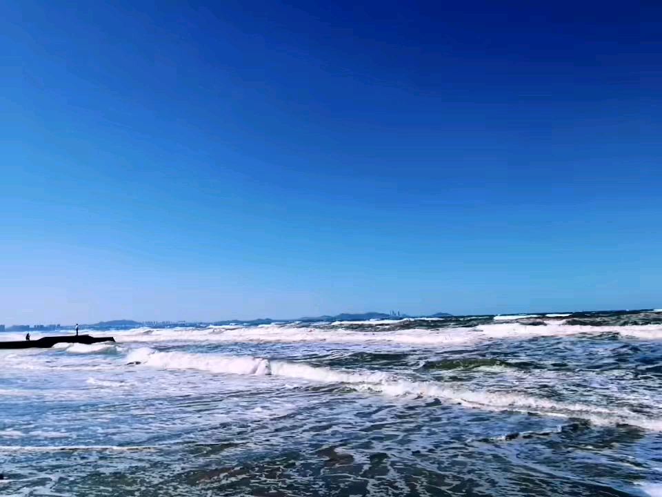 迎着清爽的海风，听着海浪冲刷的声响，闻着腥涩的那海的独特的味道，看看海鸥在海面上翻飞盘旋，我来到了我