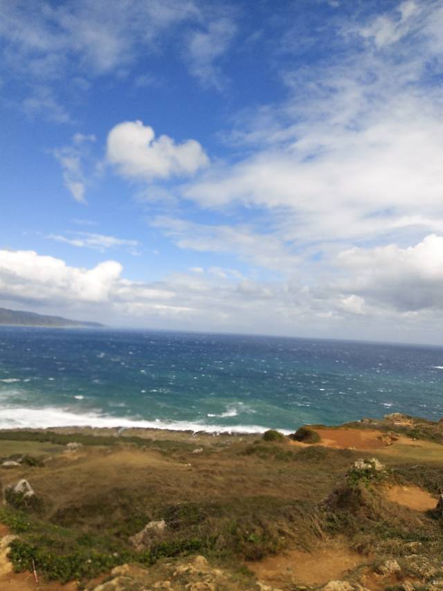 垦丁半岛东岸，被强烈东南季风吹拂的海岸都是光石头，但尉蓝天空的海天一际分外令人清爽