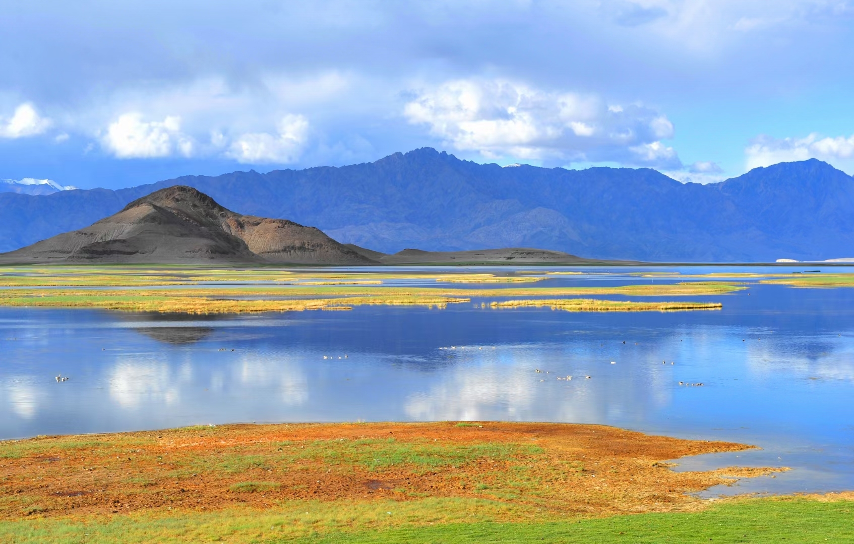 班公湖又称措木昂拉仁波，藏语意为“长脖子天鹅”，这里空气清新，水质清透，每年都有很多游客前往欣赏其美