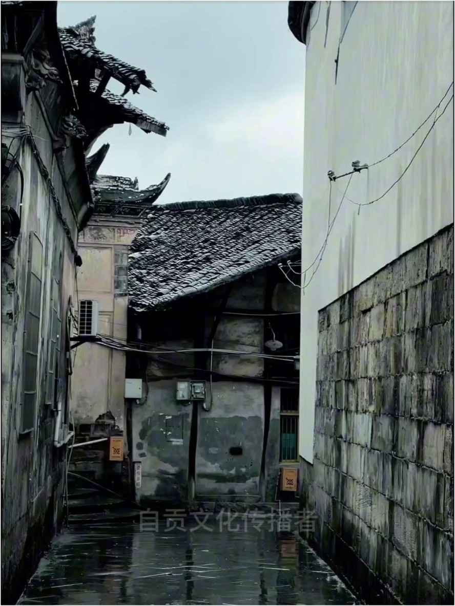 行走贡井老街，赏冬雨中的南华宫与贵州庙配院，又是一番古韵景色