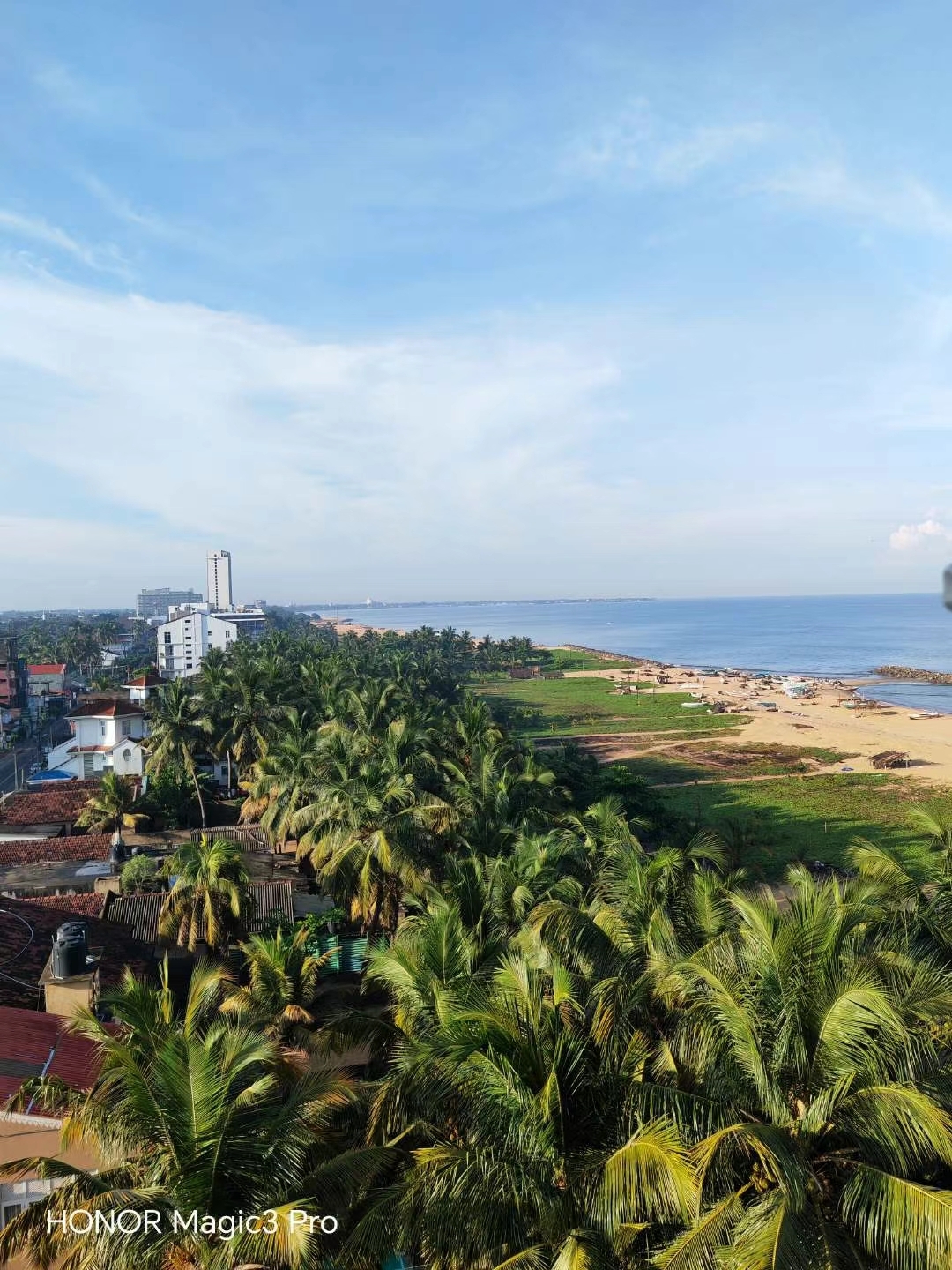 早晨 推开窗就见海。异国他乡的酒店外就已经是风光如画了。斯里兰卡总面积65610平方千米，截至202