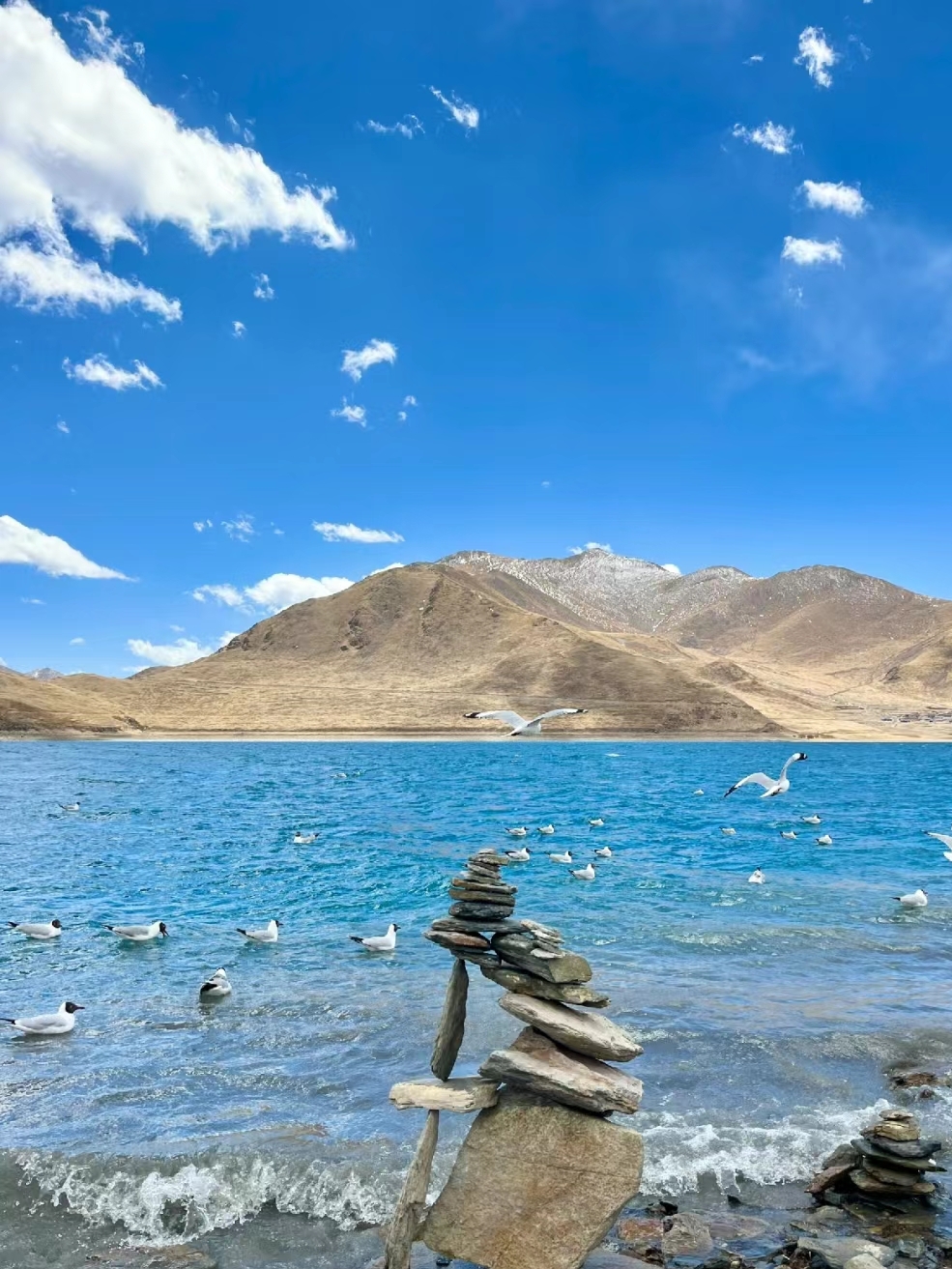 西藏|羊湖真的美哭了，一定要天气好的时候来羊湖，又称羊卓雍措，与纳木措、玛旁雍措并称西藏三大圣湖，真