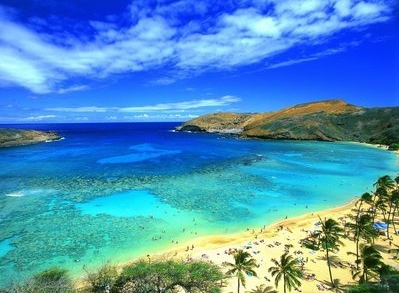 夏威夷州，距离美国本土3700公里，属于太平洋沿岸地区，由太平洋中部的132个岛屿组成，是美国唯一的