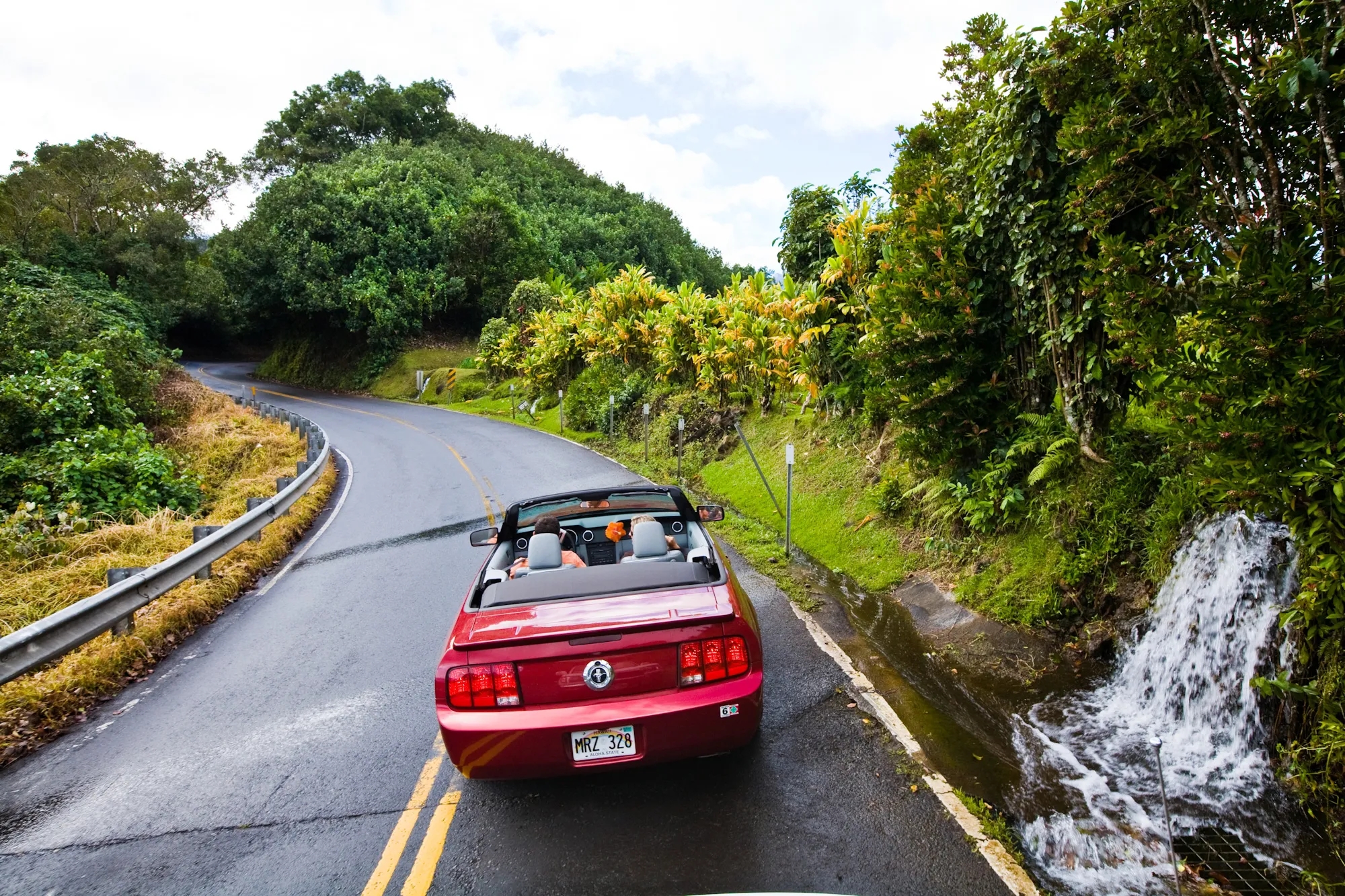 哈纳公路(Hana Highway)是位于夏威夷马UI地区的一条蜿蜒曲折的风景公路，被誉为全球最美丽