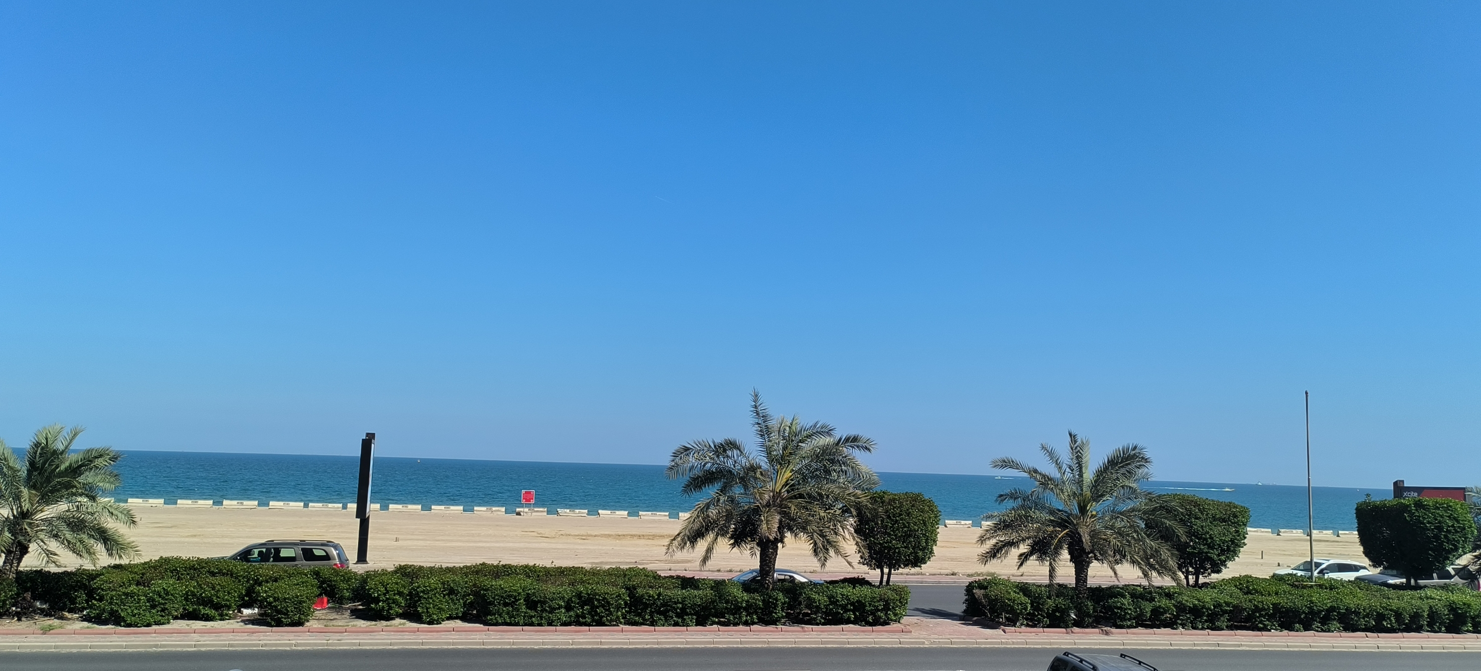 科威特，中东海湾石油输出成员国。沙漠天气，大部分时间阳光灿烂，雨水很少。气候干燥，不过这个季节气温温