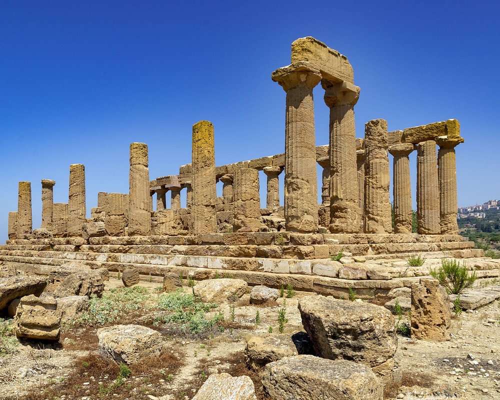 令人惊叹的希腊寺庙，保存完好，交通便利。 在适合步行的氛围中提供信息和教育旅游。 又挤又热，所以水、