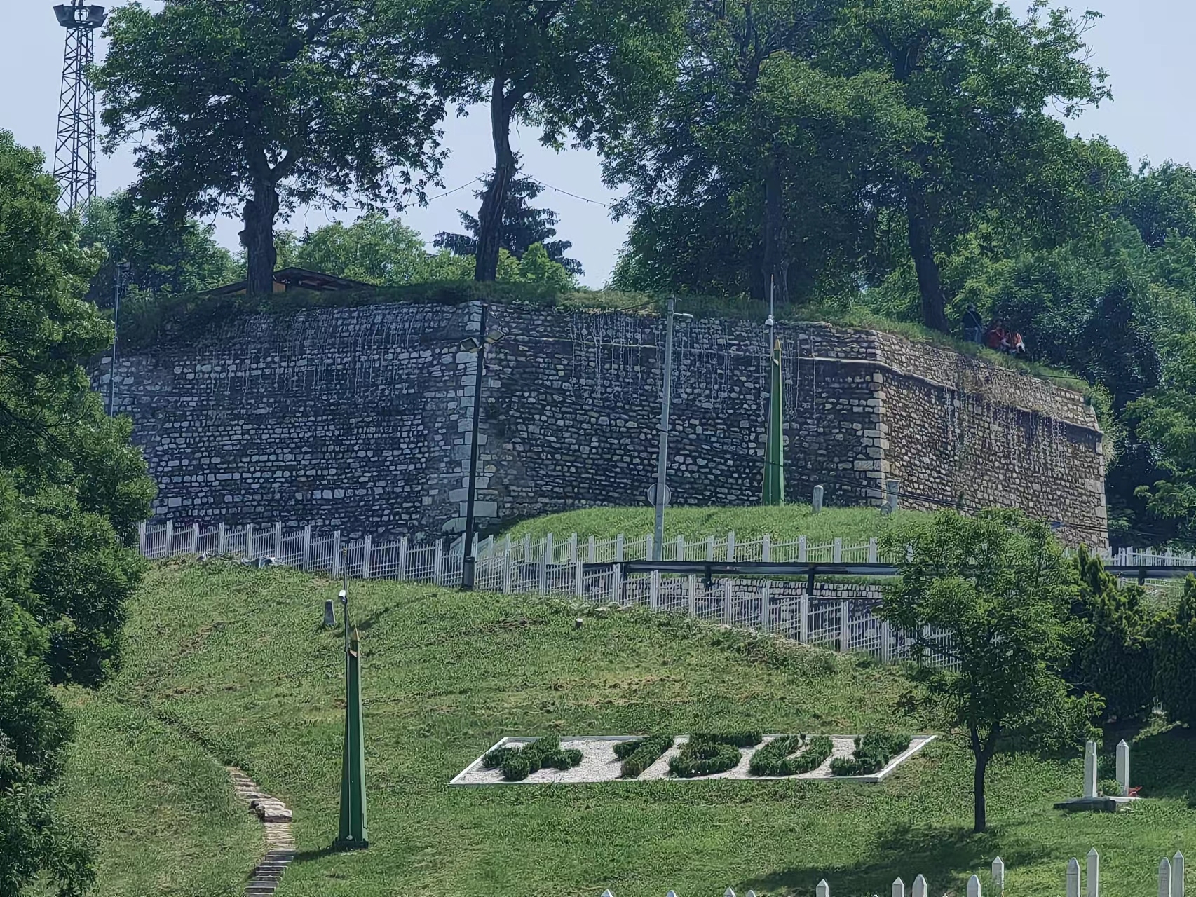 科托尔古城墙位于科托尔市东北方约5公里左右，很高险峻的山上用石块垒就的城墙依山势盘旋，很壮观，是古代