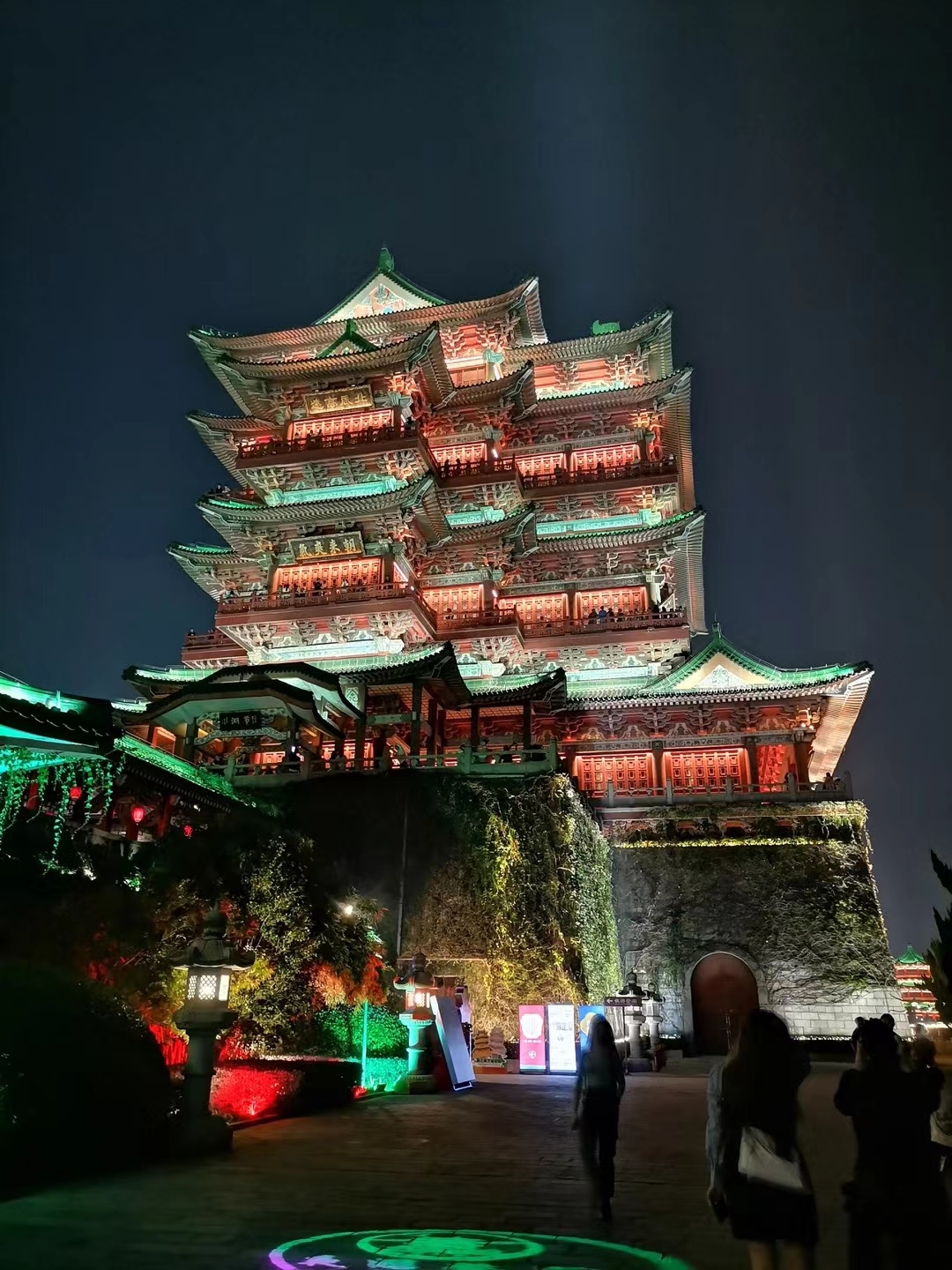 百丈寺夜景很美很好看，雄伟壮观！