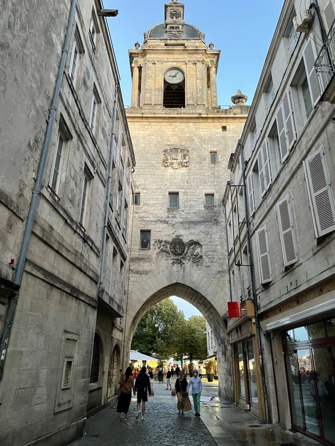 拉罗谢尔（La Rochelle），位于西海岸的滨海夏朗德省，每年拥有2400个小时的灿烂阳光，号称