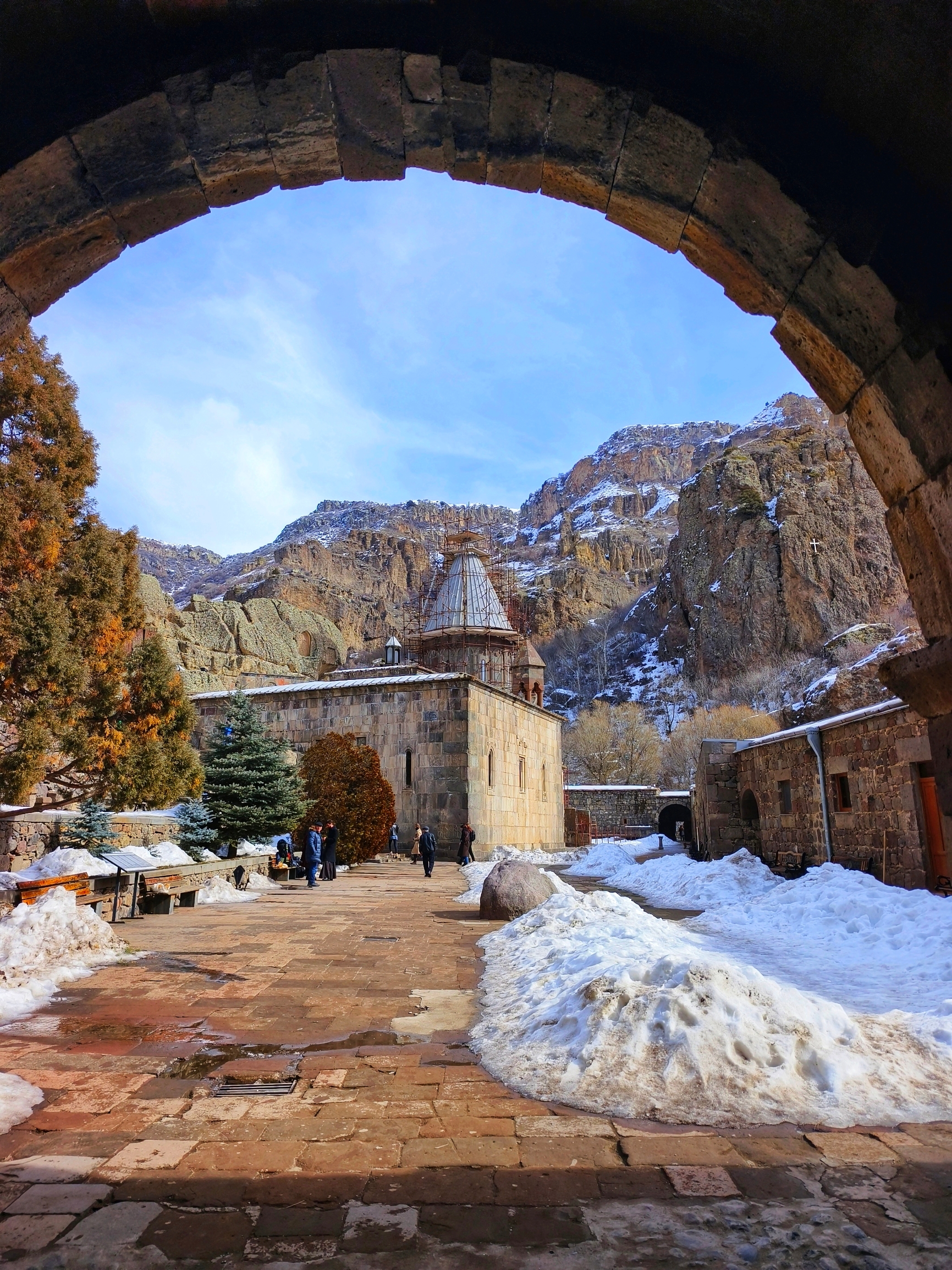 格加尔德修道院，​又名：岩洞修道院，主体建在洞穴中，从许多洞壁能观察各洞穴房间情况，建筑学小伙伴会惊