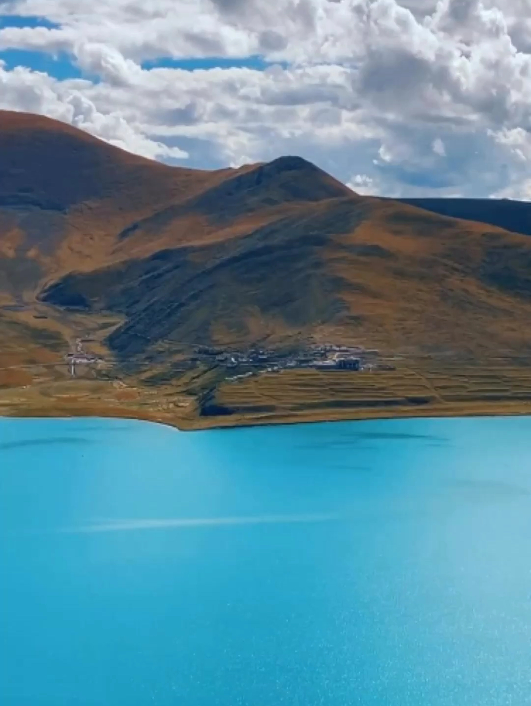 西藏羊湖，美如画卷。每一次湖水的微漪，都在述说着神秘高原的故