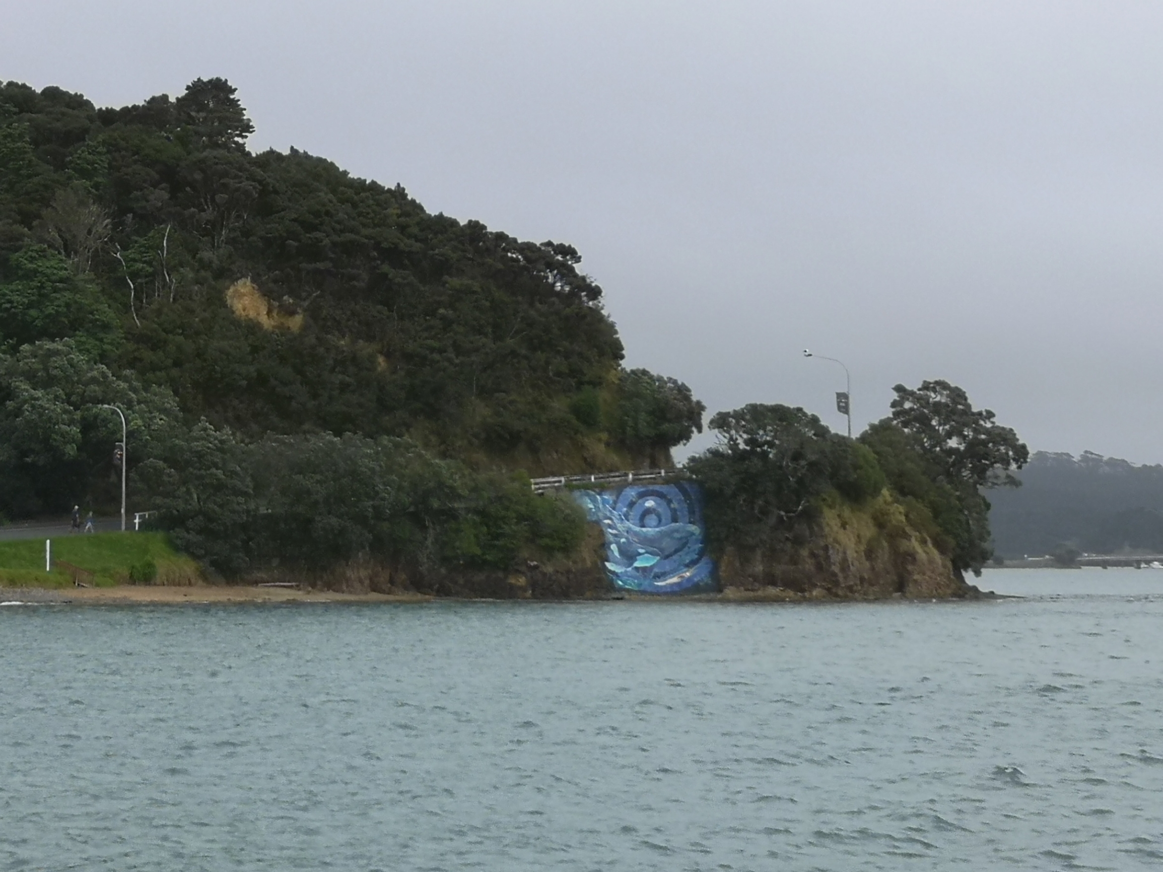 新西兰北部特苐海湾 (te tii bay) 的海堤上有一幅大型壁画，描述了深海里的海洋动物。这幅壁
