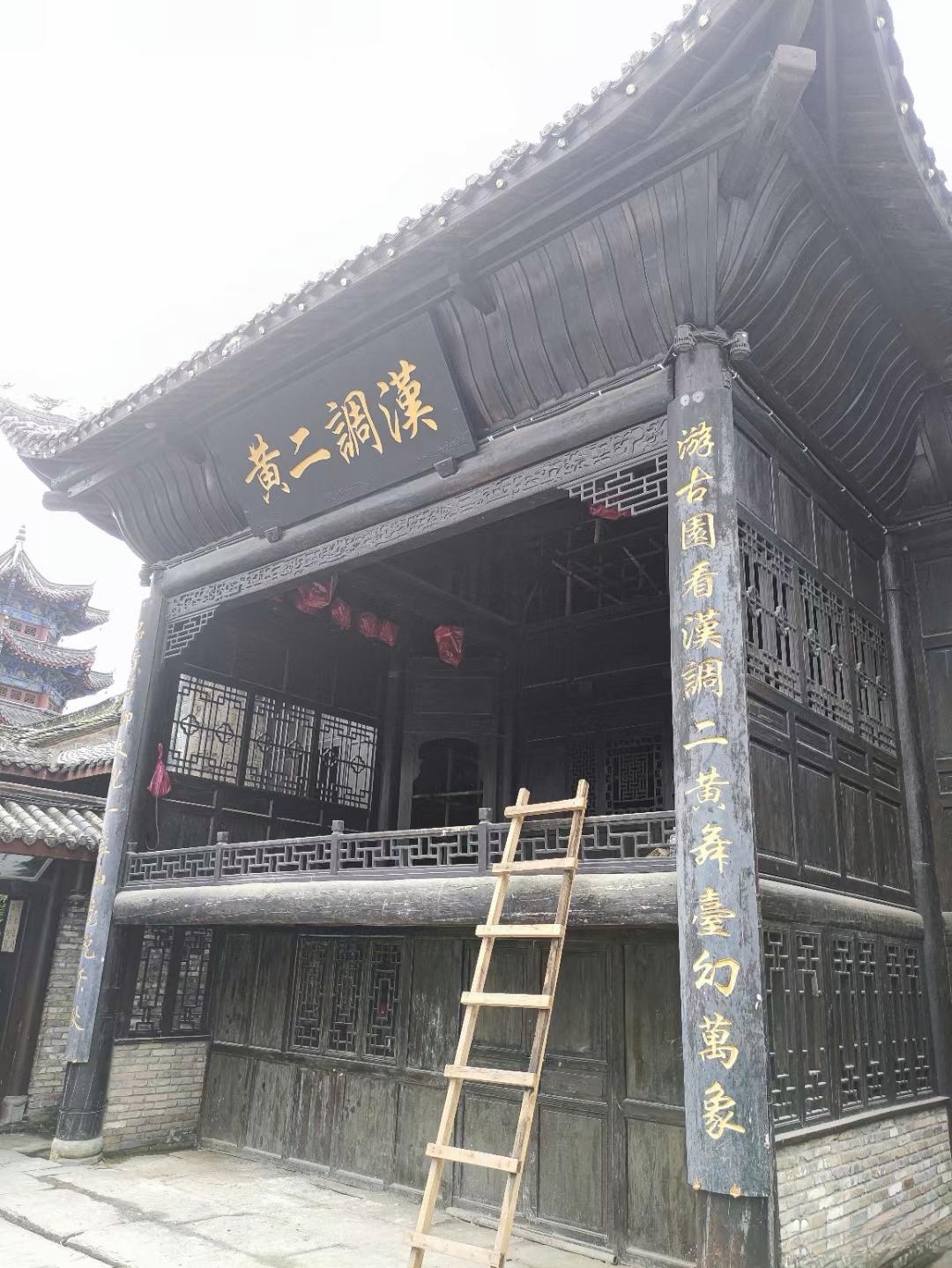 石泉老街位于陕西省石泉县城南部，全长1千米，历史上曾经是商贾云集、繁荣富裕的商贸一条街。随着县城规模