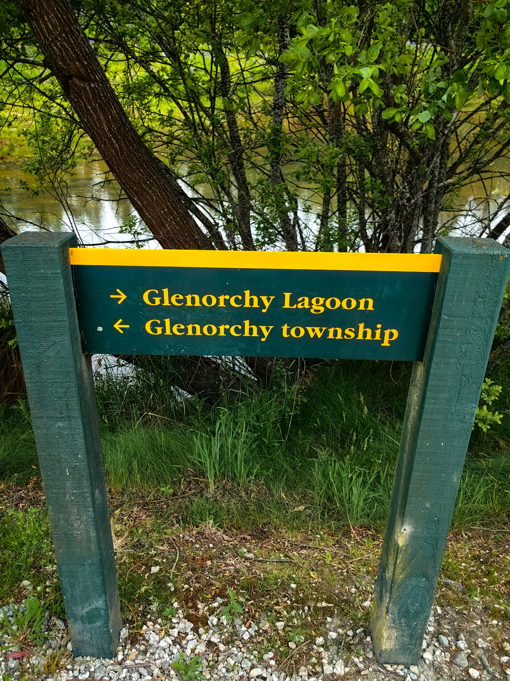 今天从皇后镇沿环湖景大道去Glenorchy Walkway（泄湖步行走道），一边是山一边是瓦卡蒂普