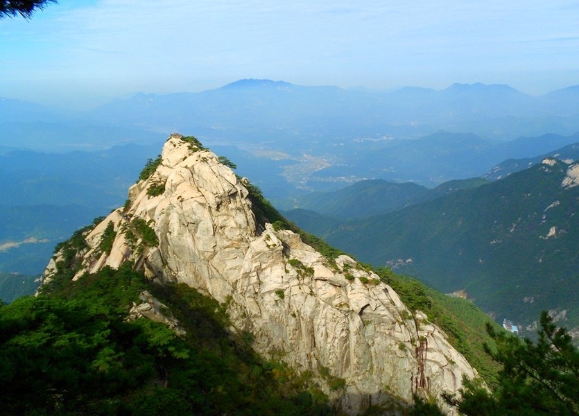 天堂寨风景区，古称多云山，是国家5A级旅游景区，位于安徽省金寨县与湖北省罗田县的交界处，主峰天堂寨海