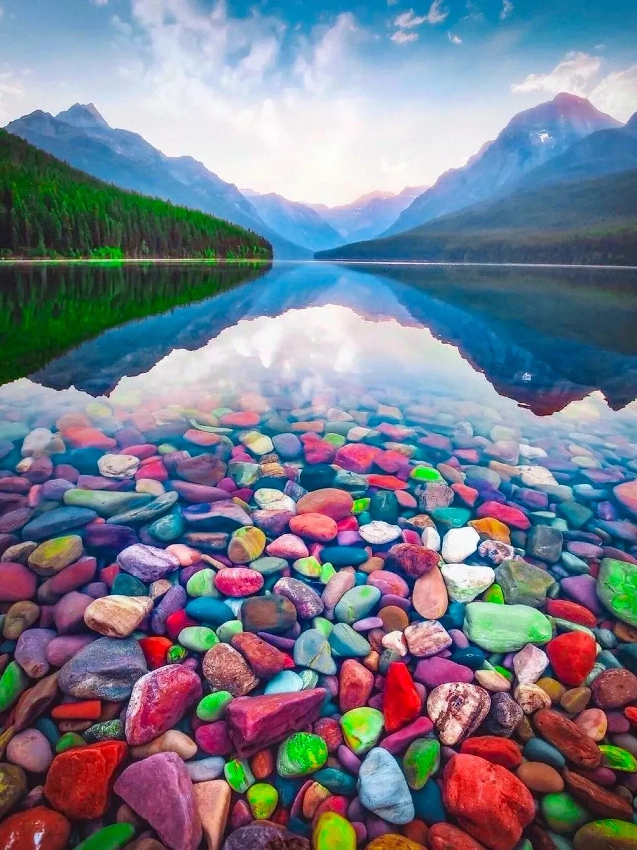 冰川国家公园中的彩虹瑰宝-蒙大拿彩虹湖