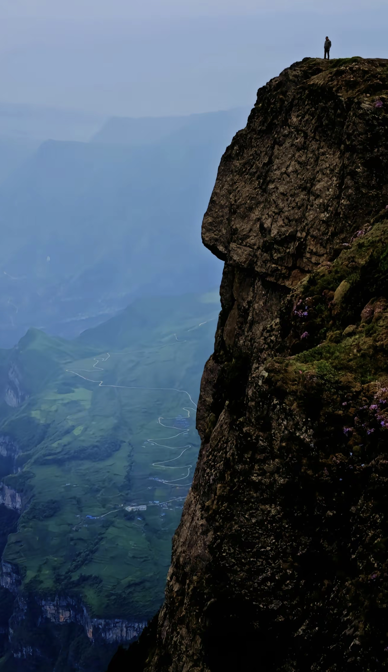 以下是我为您创作的一篇关于“绝壁断崖龙头山”的文章：  绝壁断崖龙头山，屹立在群山之中，它的形状独特