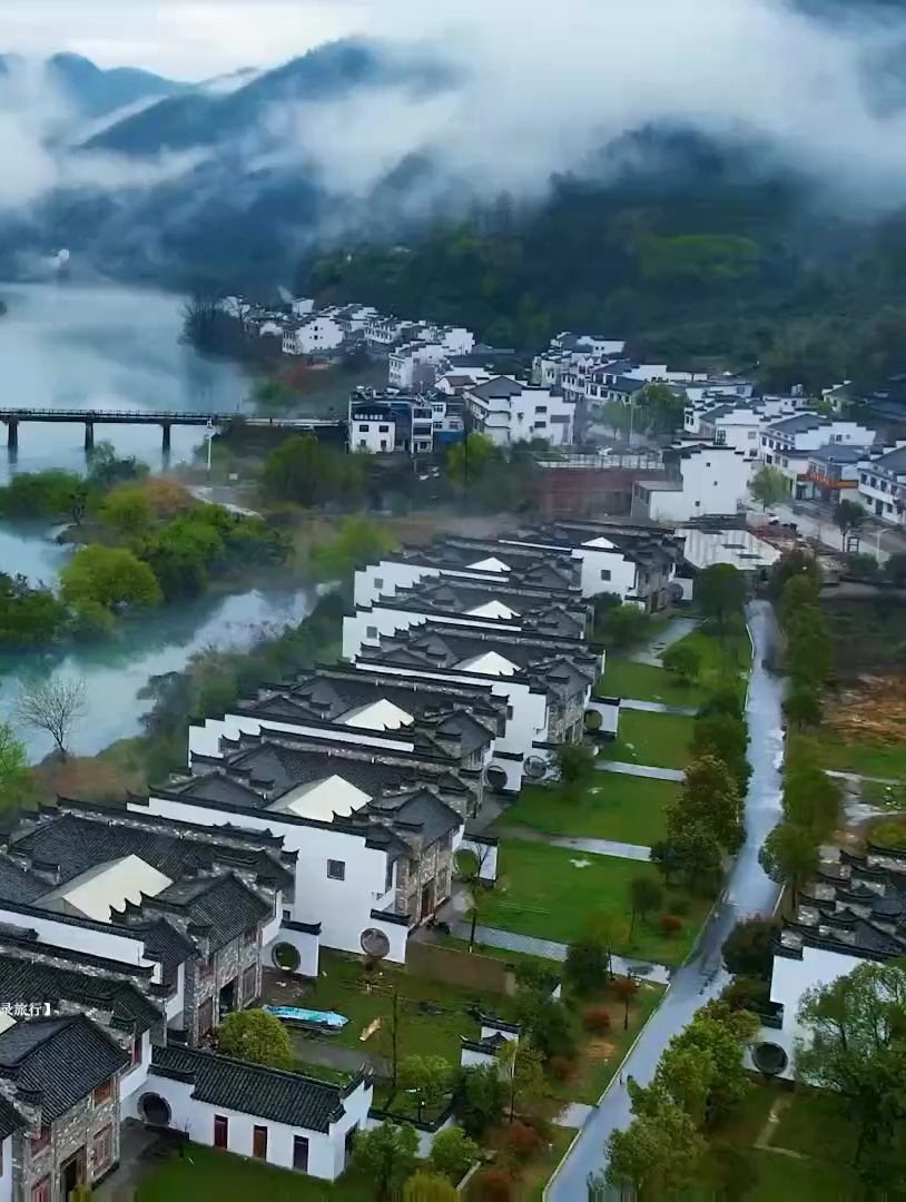 这里是泾县桃花谭，一场雨后，成就了这样一副天然水墨画卷！千余年前，李白在此留下千古绝唱“桃花潭水深千