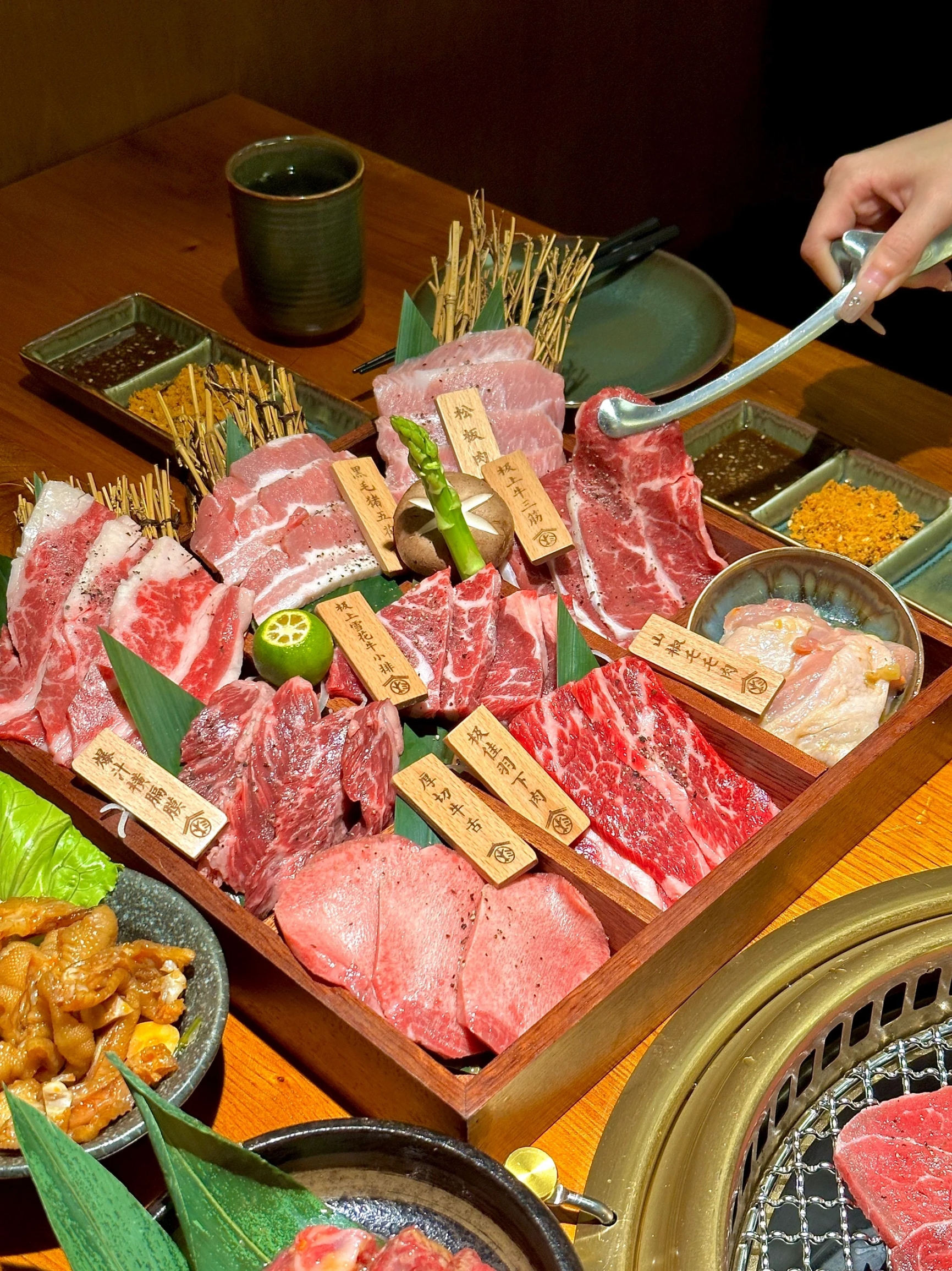 东平 种草!在惠州挖到好吃的日式烧肉!! 吉之岛旁边新开的日式炭火烧肉! 门口的红白灯笼木质招牌 很