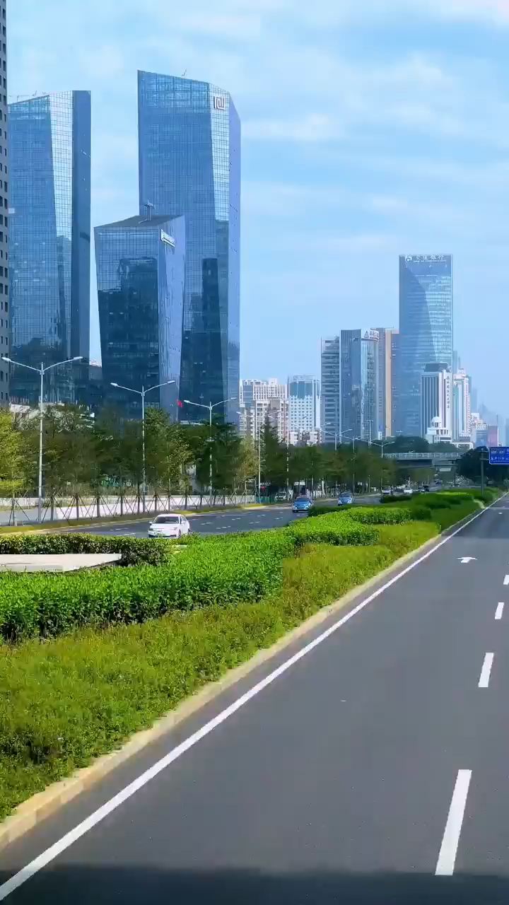 这不是纽约，东京，孟买，这里是中国深圳，它用四十年的时间走过了一些国际大都市上百年走完的历程，创 造