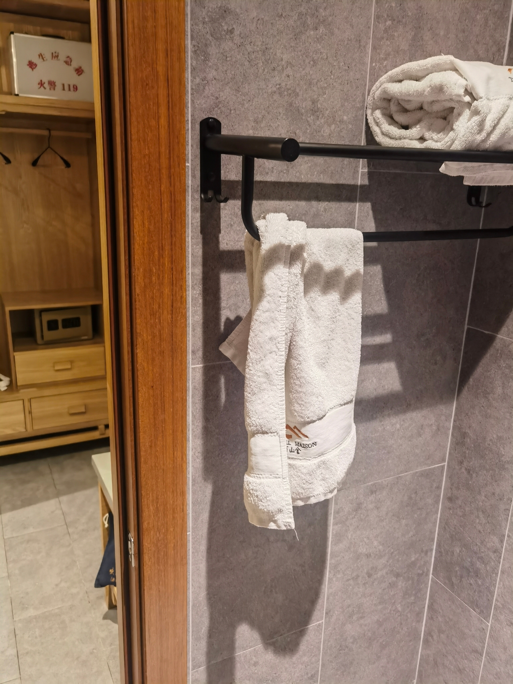卫生间里挂毛巾的架位置不对，经常碰到头，房间很冷，就是位置好，性价比实在太低。