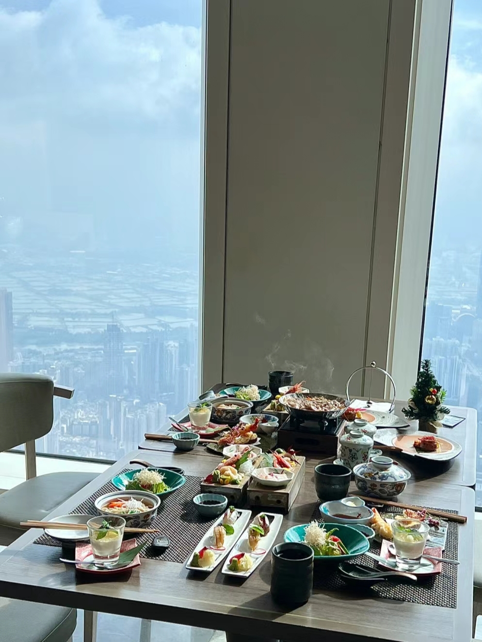 深圳真的遥遥领先……115层的高空餐厅  这家在深圳平安金融中心115层!!可以俯瞰整个福田CBD 
