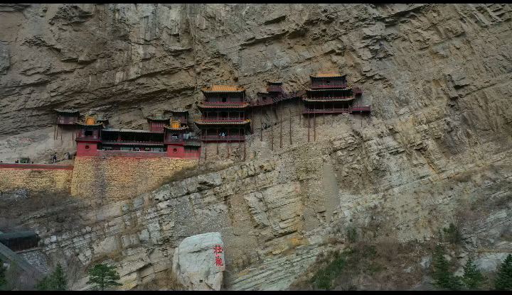 总要去一趟山西悬空寺吧！这是一座挂在悬崖绝壁上的古寺，始建于北魏后期（公元491年），距今1500多
