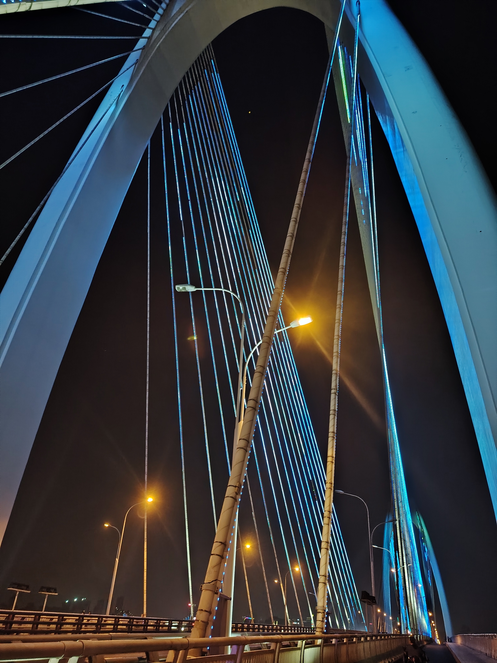 #春天玩点花的 晚上拍南宁青山大桥真是好看，线条流畅、硬朗，路过的朋友记得拍一下。#公路上的风景