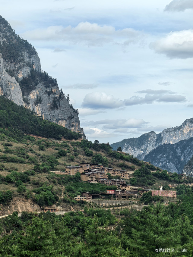 香格里拉巴拉格宗雪山悬崖神迹酒店出游