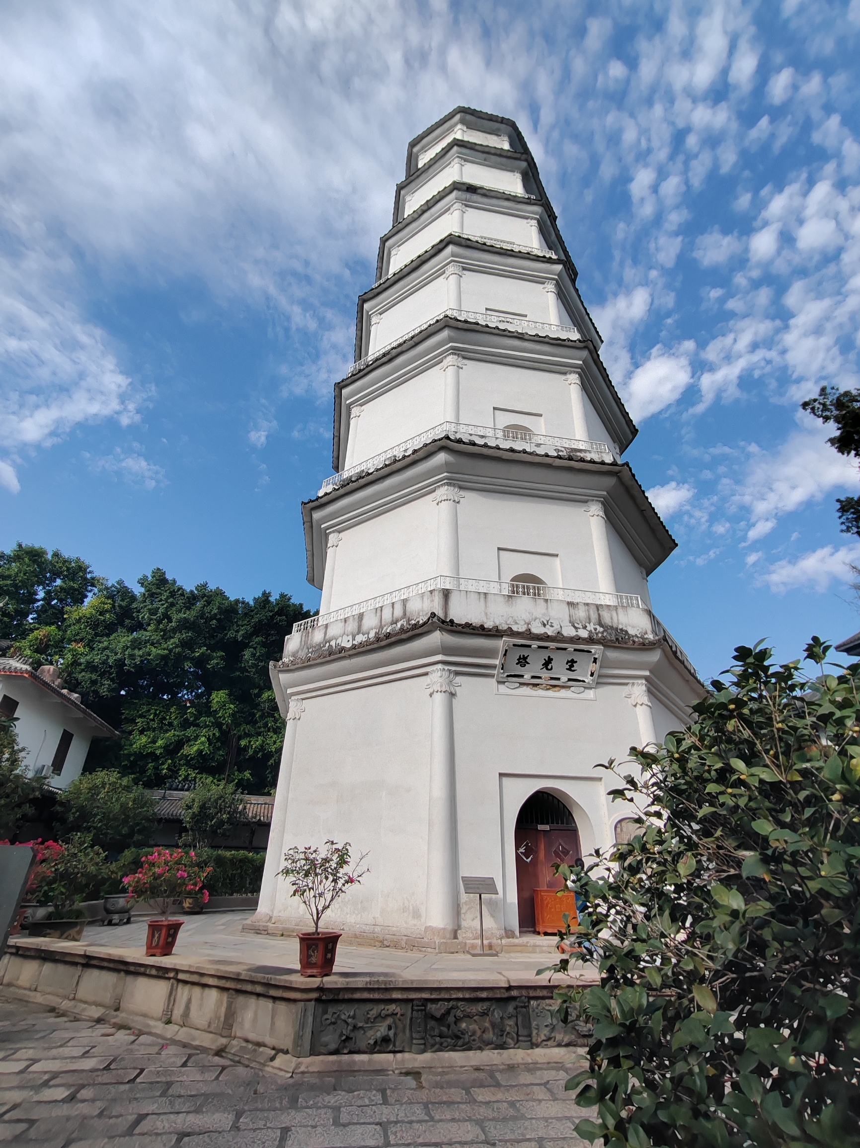 福州白塔寺，也称定光塔寺，坐落在于山西麓，为宫殿式建筑，被列为省级文物保护单位。五代时，白塔寺是福州