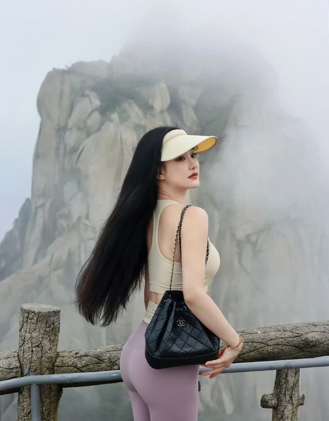 天柱山位于安庆市境内，是一处充满生机与活力的自然奇观。这座迷人的山脉不仅拥有独特的喀斯特地貌，还有世