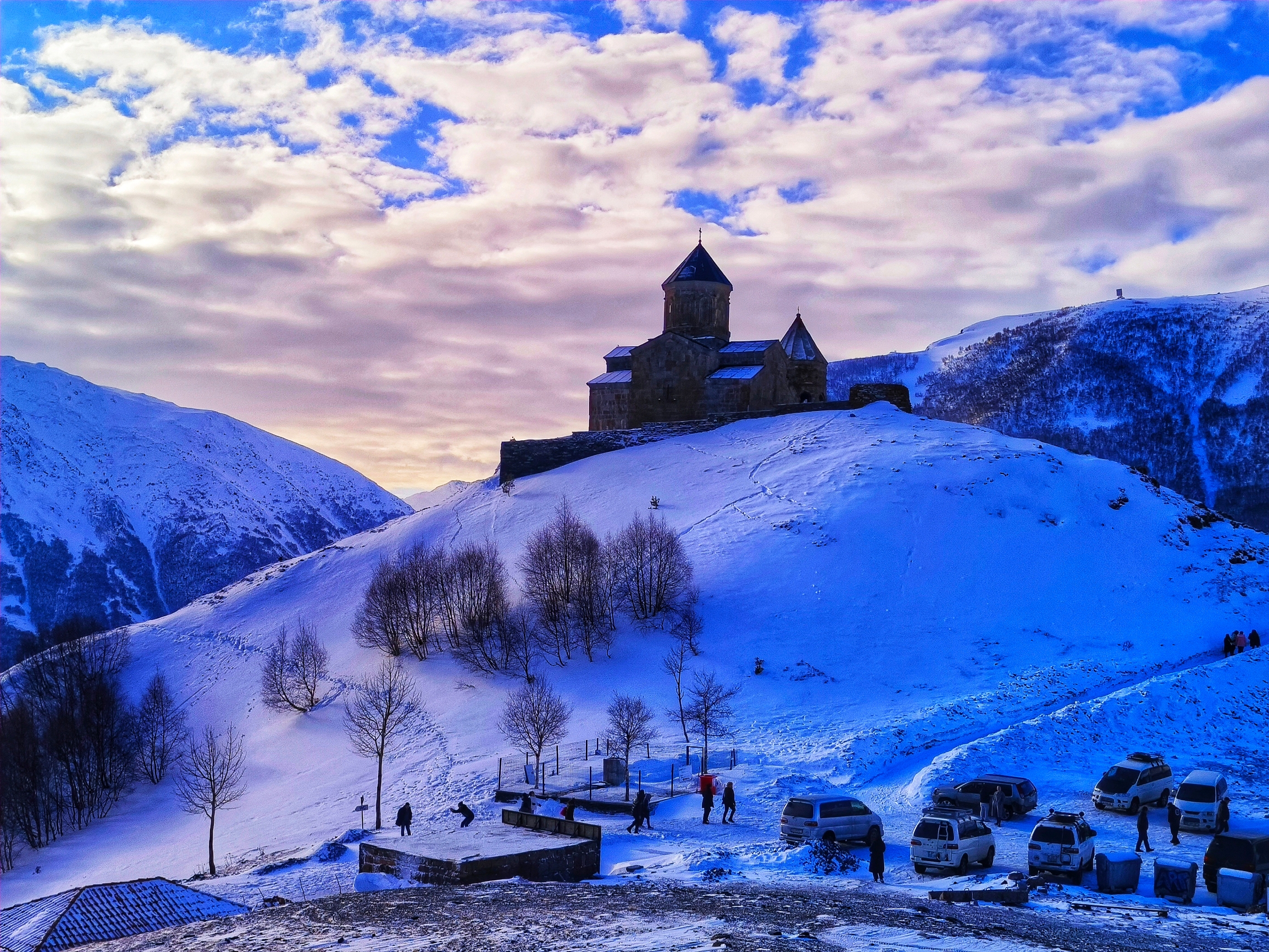 斯提潘茨明圣三一教堂位于卡兹别克山顶，这里经常山下阴，山上晴，当穿过一片云海，便是风景美到让人爆粗口