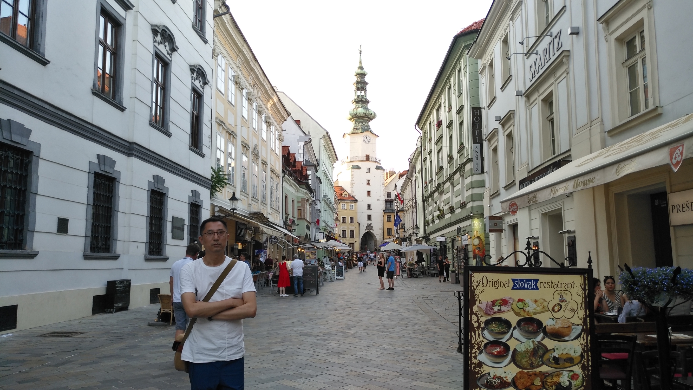 在斯洛伐克首都布拉迪斯拉发，当地物价是上海的75折，相对便宜。城市的交通有着很多条不同线路的有轨电车