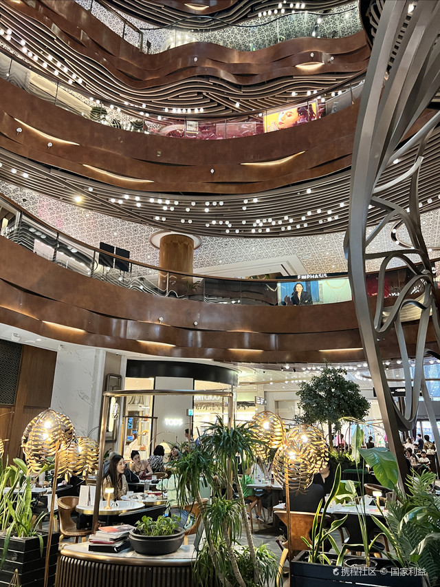 是香港西九龙区最大面积的购物中心,也是香港大型商场之一,是九龙仓