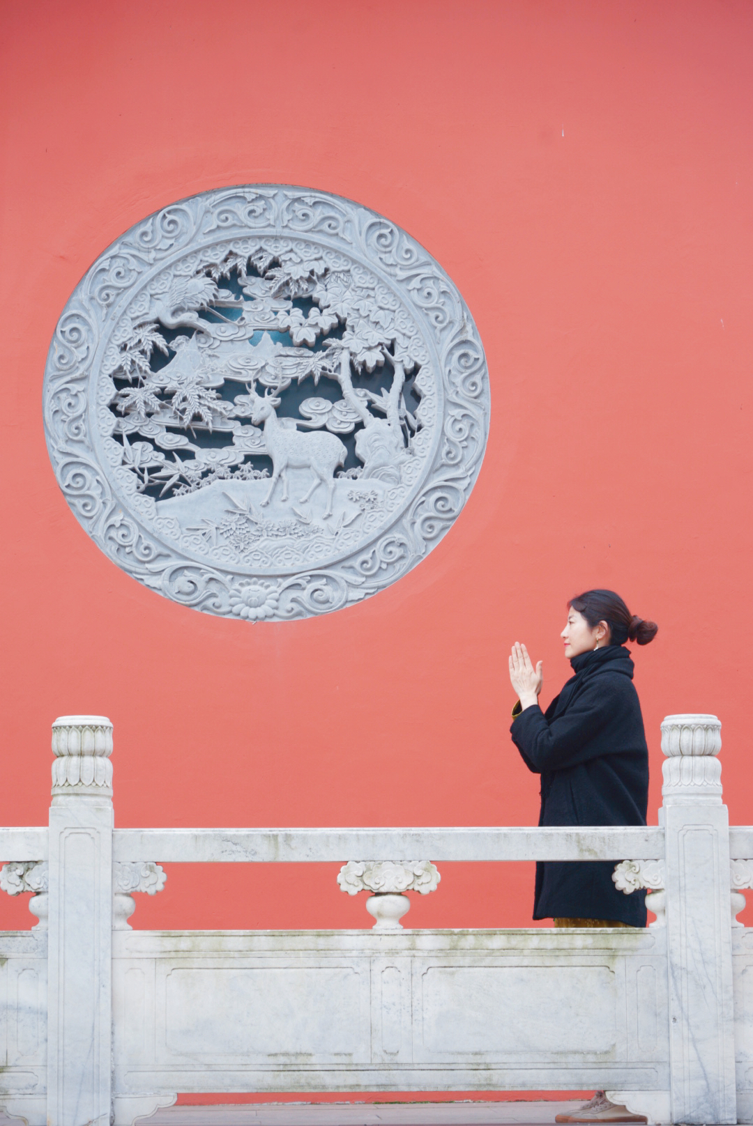 一孤岛、－寺庙、一古塔，都在一湾水中