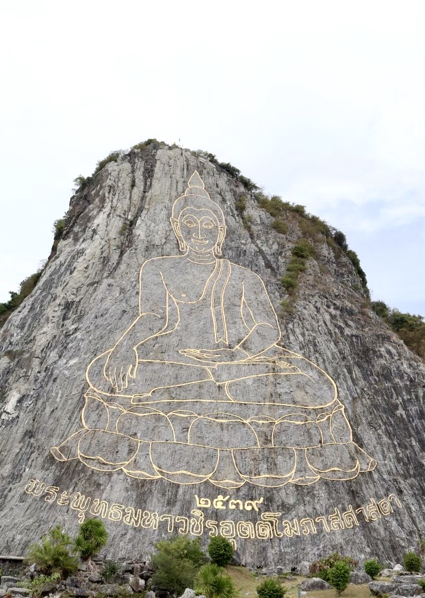 一尊以七种颜色宝石铸造的佛像