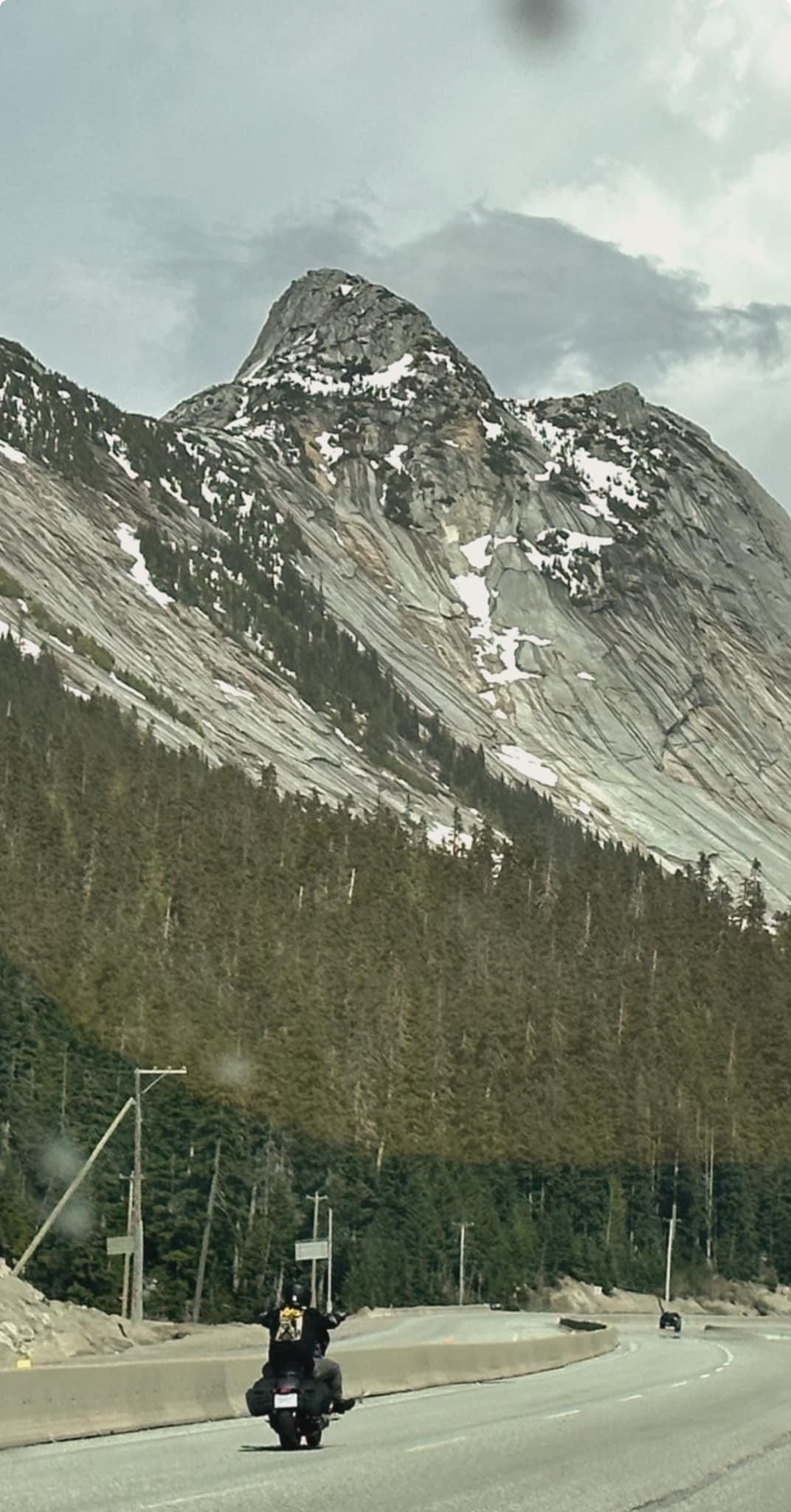 雪山中飞驰