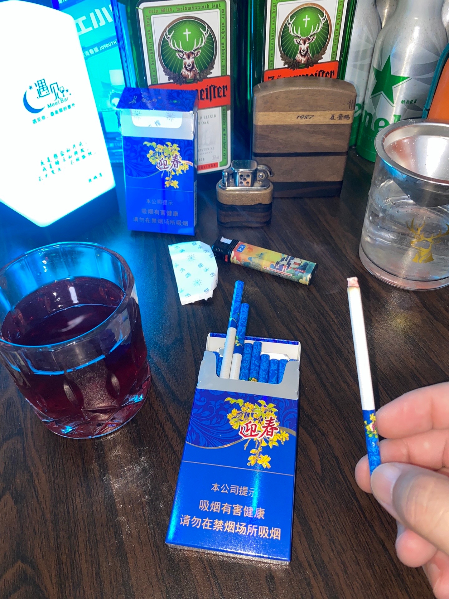 浅秋 许时光一个回眸 陌上花开又花落 一场秋风 落下秋的诗意 吹落心间的故事 微凉又深情 四季轮回 