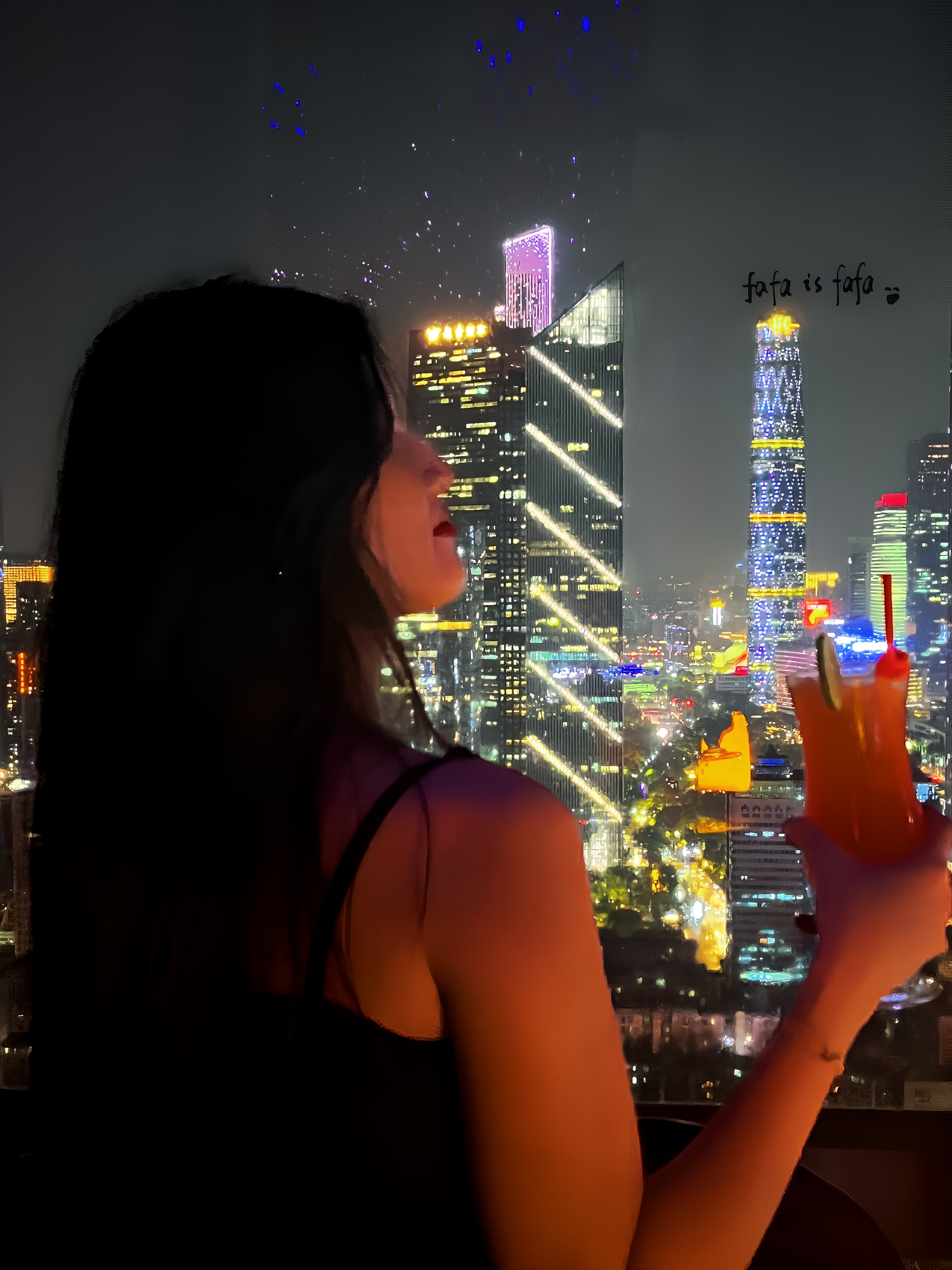 边喝小酒边俯瞰广州高空夜景的感觉，hin浪漫！