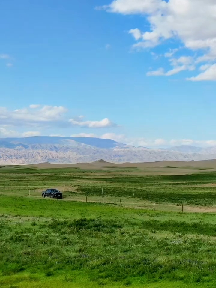 新疆三大草原之一巴里坤草原，这里同时可以看到草原，沙漠，河流