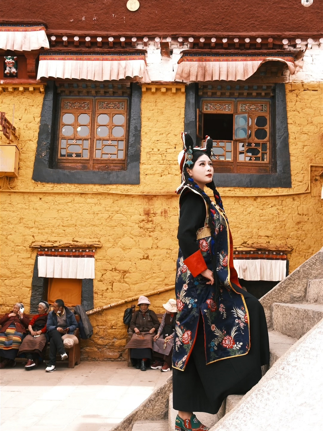 拉萨贵族服，传统的文化记忆，珍珠冠＋珊瑚巴珠头饰＋三联嘎乌盒的盛装女性，藏语称为“坚桑玛” 图五是我